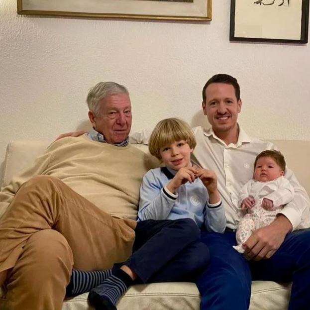 Alejandro de Yugoslavia, con su hijo Felipe, y sus dos nietos. 