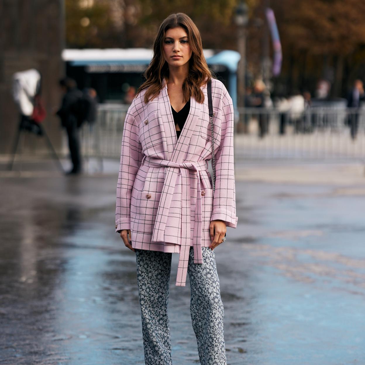 Un look de street style con blazer con cinturón./spotlight launchmetrics