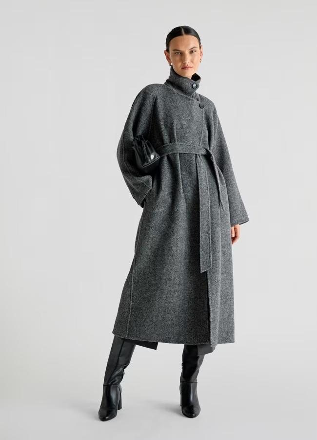 Abrigo gris largo de Pieces, a la venta en Zalando, 89,99 euros.