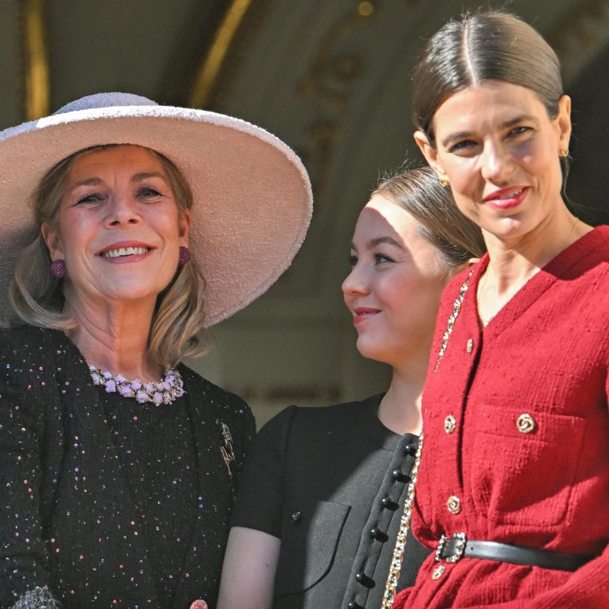 Las tres mujeres más seguidas y admiradas del Principado, en el balcón de palacio en el Día Nacional de Mónaco en 2023. /getty images