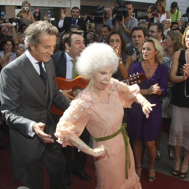 Cayetana Fitz James Stuart, duquesa de Alba, y Alfonso Diez en el día de su boda, en el palacio de las Dueñas de Sevilla. 