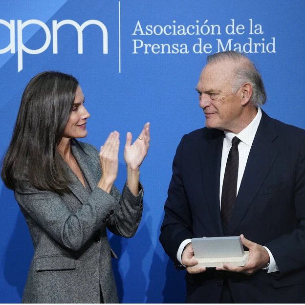 La reina Letizia entrega el premio a Pedro Piqueras. 