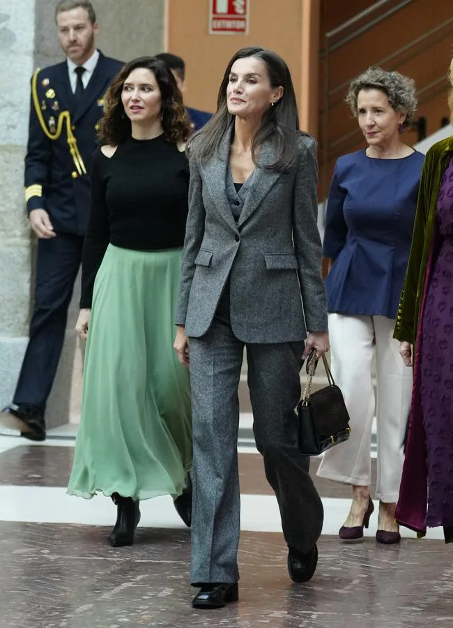 La reina Letizia con el traje gris de Mango. Foto: Limited Pictures.