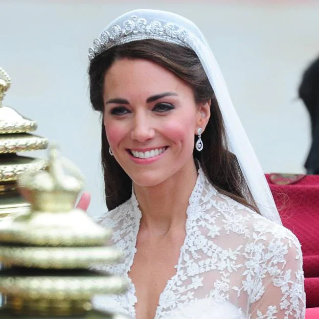 Kate Middleton con la tiara Cartier y su vestido de Alexander McQueen el día de su boda. 