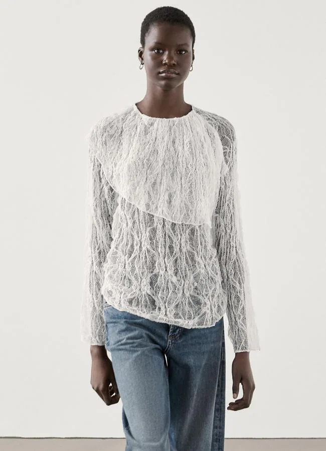 Blusa blanca de encaje de Massimo Dutti, 59,95 euros.