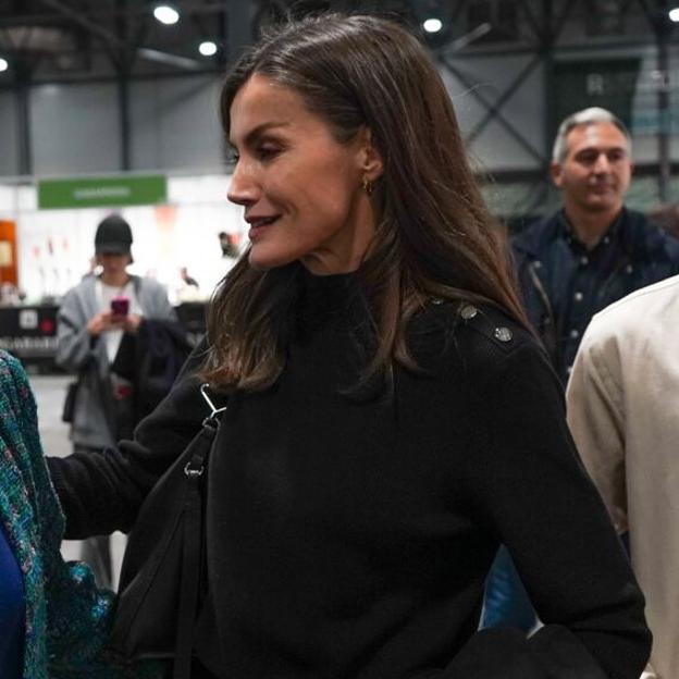 La reina Letizia se va de compras de incógnito: del contorno de ojos antiedad al libro de nutrición que ha comprado