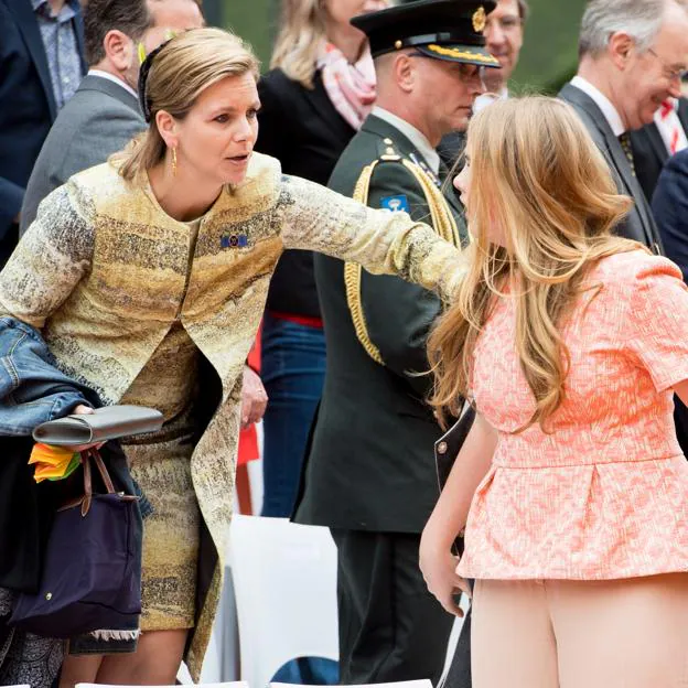 Eveline van den Bent, ex niñera, confidente y aliada de la princesa Amalia, asistiéndola en un evento en 2018. 