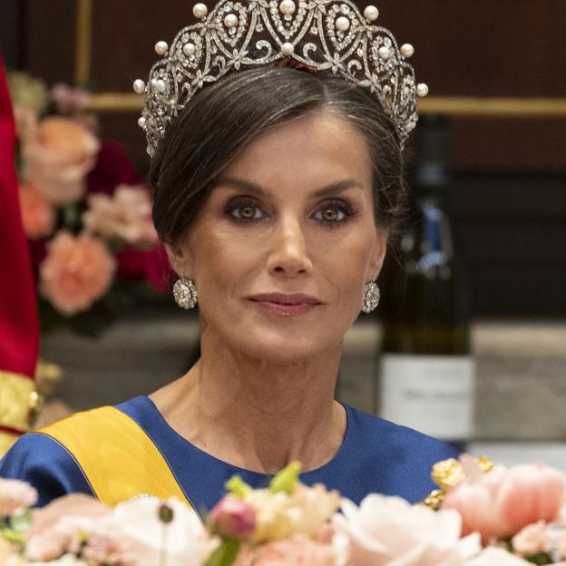 Los Secretos De Las Joyas Que Luce La Reina Letizia En El Retrato De