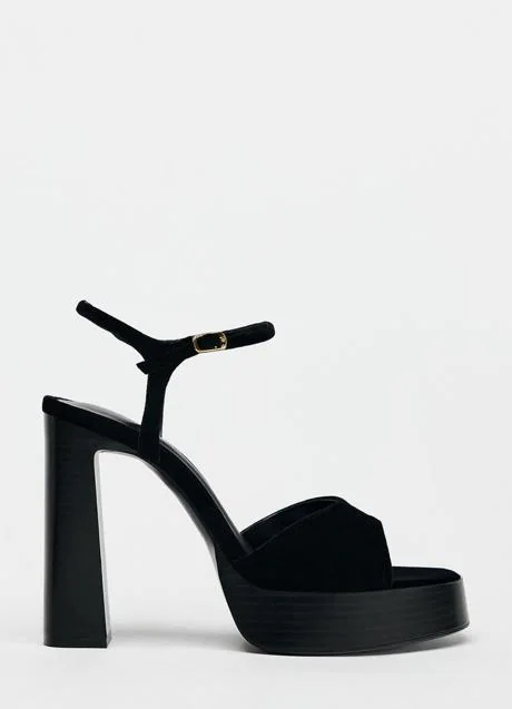 Sandalias negras de Zara (39.95 euros)