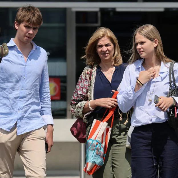 La infanta Cristina con sus dos hijos pequeños, Miguel e Irene, a su llegada a Ginebra para celebrar la graduación y mayoría de edad de su hija. 