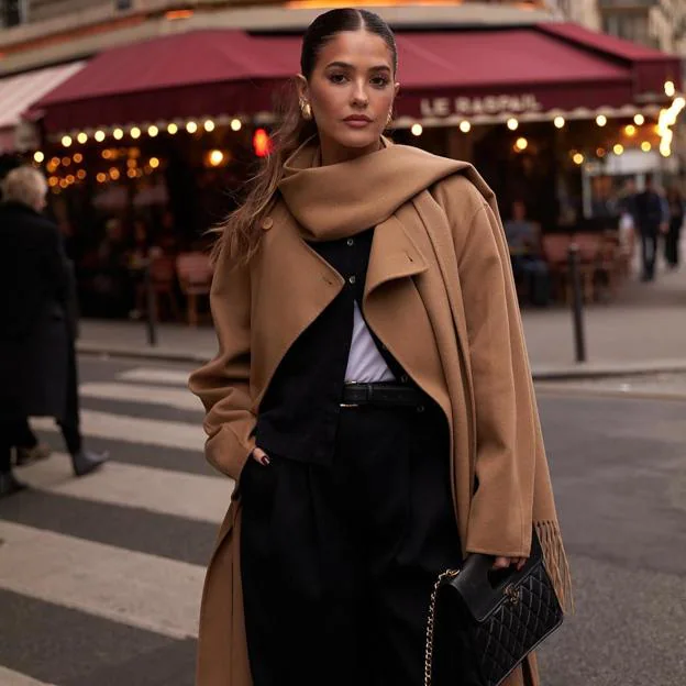 Influencer con look estiloso en París