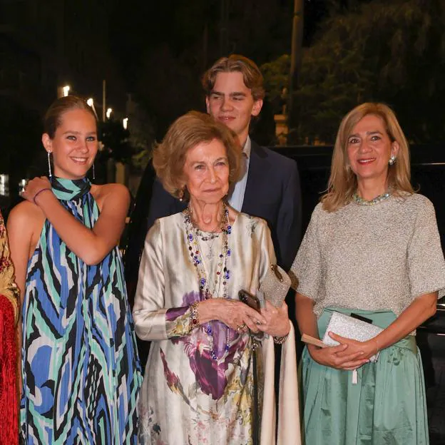 La reina Sofía, rodeada por los dos nietos que la han acompañado y la acompañan en Zarzuela: los dos hijos menores de la infanta Cristina, Irene y Miguel Urdangarin. 