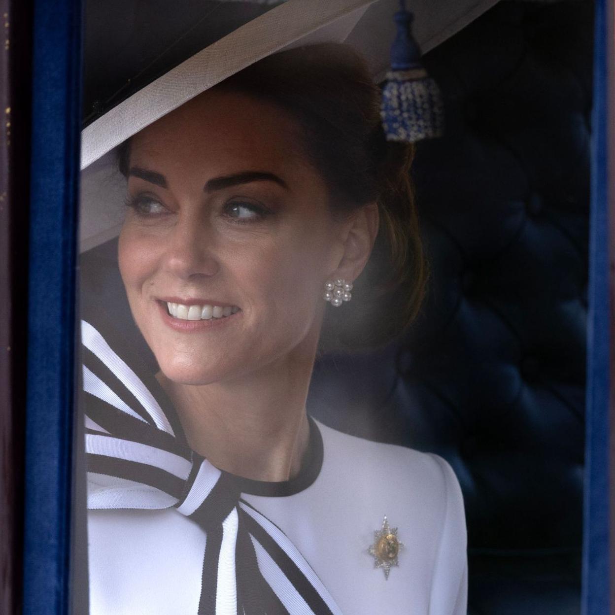 Kate Middleton con los pendientes en forma de flor./gtres