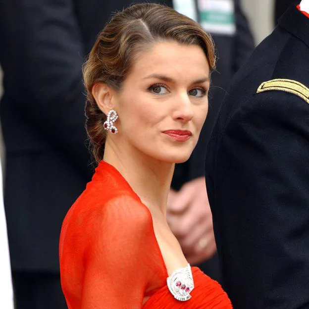 Los errores de Letizia en sus primeras cenas de gala, cuando era princesa: tiaras, vestidos de Lorenzo Caprile y bolsos imposibles