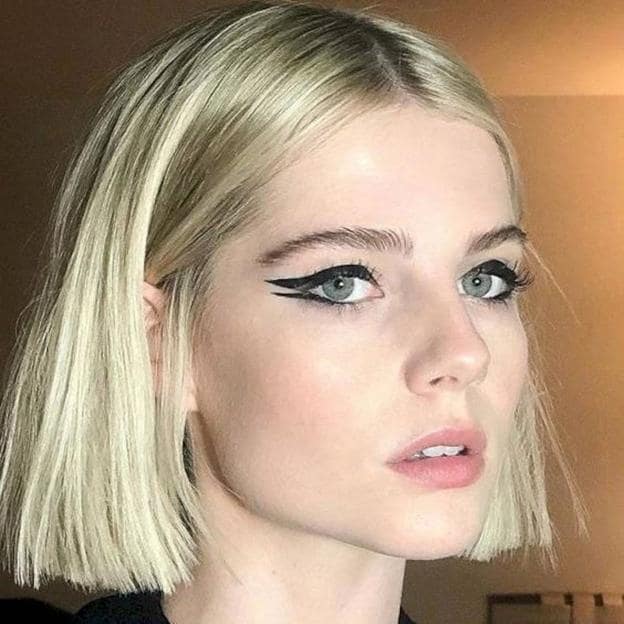 Lucy Boynton con eyeliner doble