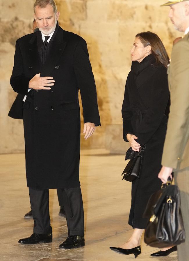 El total look negro, sobrio y elegante de la reina Letizia en la misa funeral por las víctimas de la DANA. Foto: Limited Pictures.