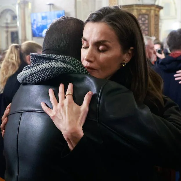 Lo que no se vio de la reina Letizia en el funeral de Valencia: abrazos, dolor y un momento tenso