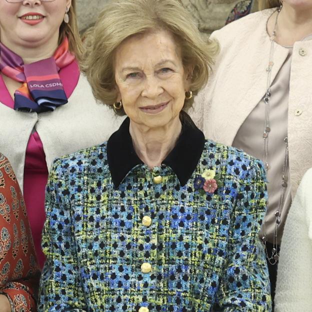 El look de invierno más clásico de la reina Sofía: chaqueta de tweed y un broche con historia familiar