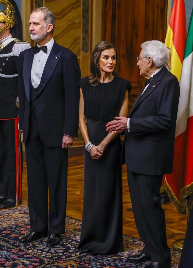 La reina Letizia en la cena de gala del viaje de Estado a Italia junto al rey Felipe VI y el presidente de la república italiana, Sergio Maratella.. FOTO: Gtres.