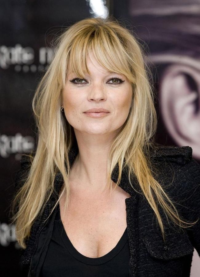 Kate Moss con corte de pelo largo desfilado y flequillo bardot ligero/@katemossphoto