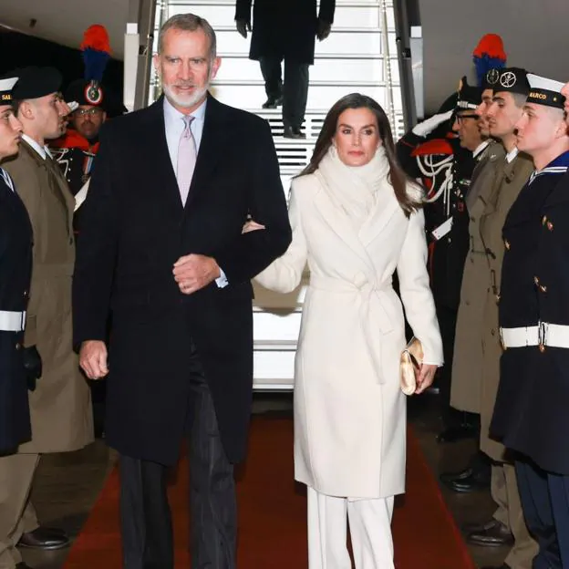 El look blanco impoluto de Letizia que le ha valido el nombre de «reina católica». 