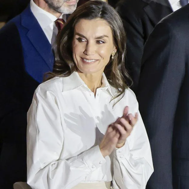 El nuevo look de la reina Letizia en Nápoles: estrena una espectacular falda con brillantes y sello made in Spain