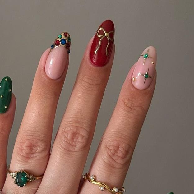 Uñas para Navidad con adornos de brillo