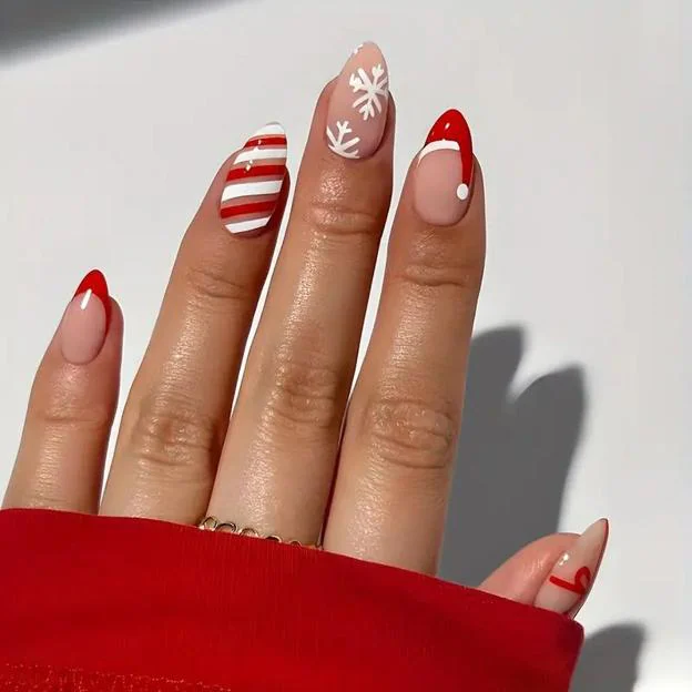 Uñas para Navidad con dibujo de gorro de Papa Noel