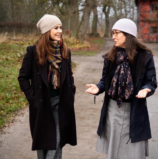 Mary de Dinamarca y su look más invernal con los pantalones de traje abrigados que adoran las francesas