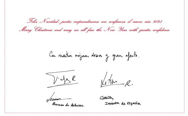 Las firmas de los reyes Felipe y Letizia y de sus hijas, la princesa Leonor y la infanta Sofía, en la felicitación de Navidad de la familia real. 