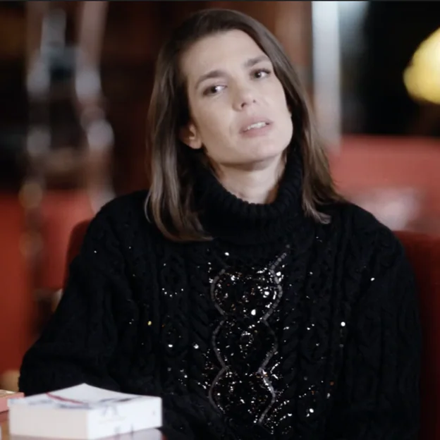 Carlota Casiraghi en el vídeo de Chanel con jersey de lentejuelas.