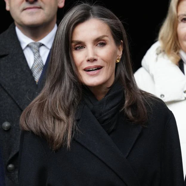 La reina Letizia vuelve al trabajo en La Rioja con los básicos perfectos para llevar a diario en invierno