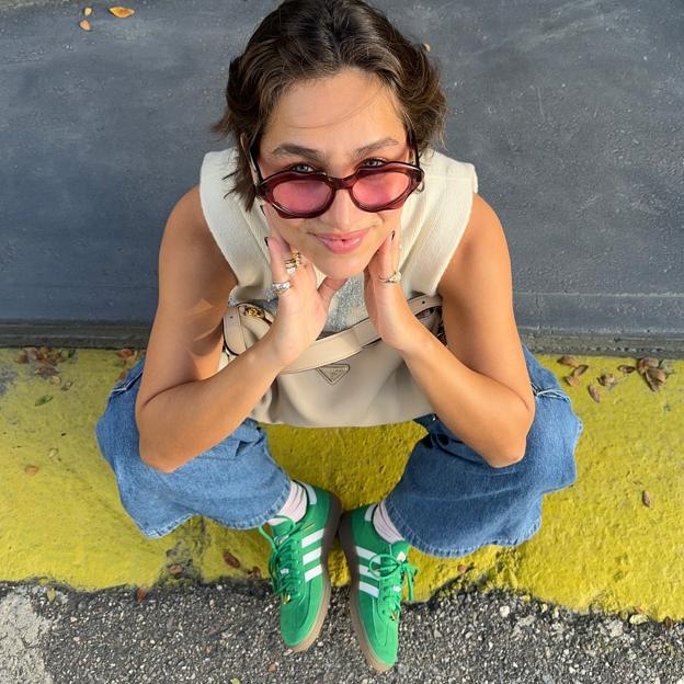 La influencer Camila Cisneros con unas zapatillas Adidas de color verde.