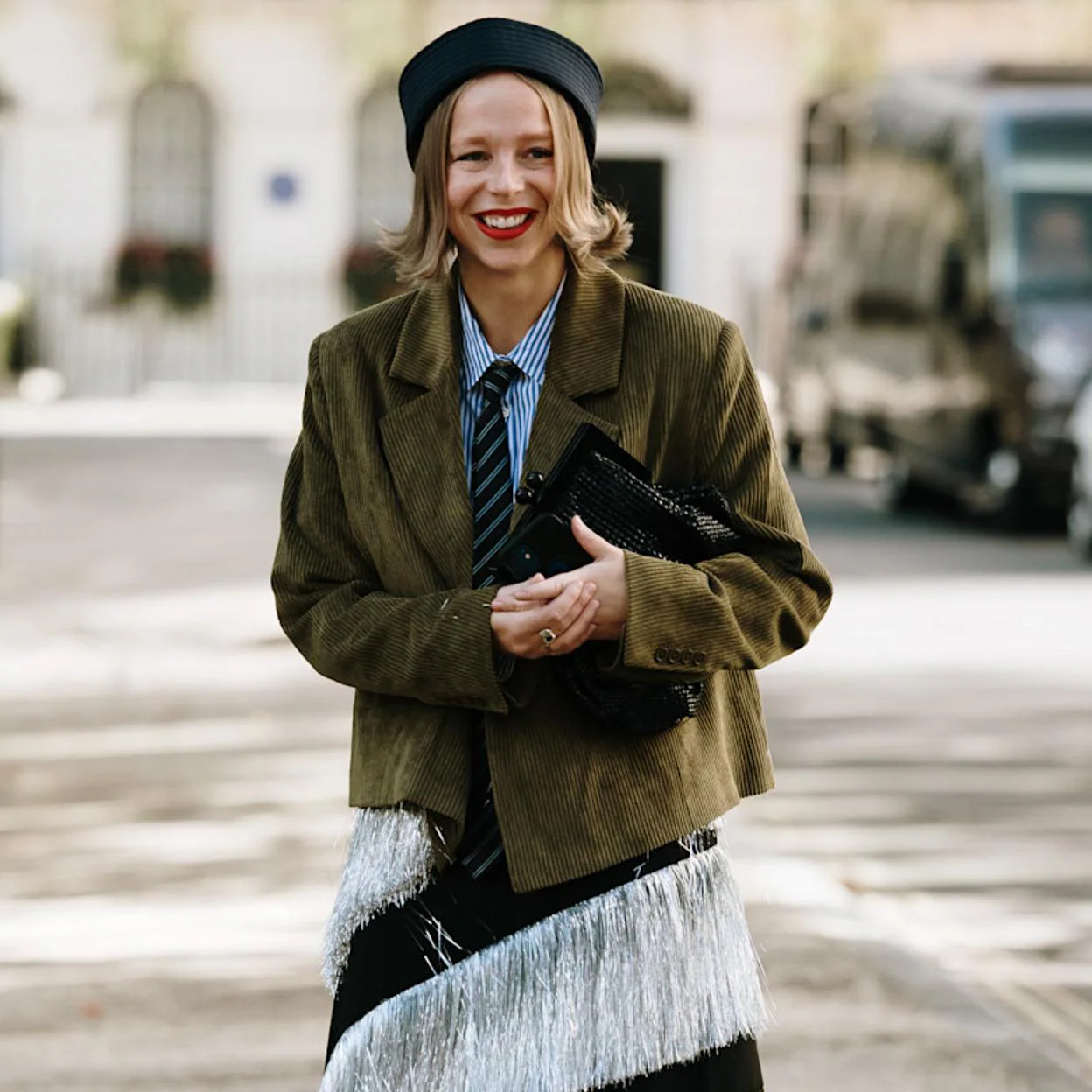 Mujer con camisa de pana/launchmetrics spotlight