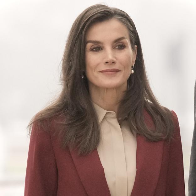 La reina Letizia estrena un favorecedor traje granate de Sézane en el último acto del año: en el color tendencia y con bolso vintage