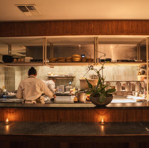 La cocina de Kasama, el restaurante de Genie Kwon y Tim Flores que ofrece desayunos por la mañana y un menú degustación de cocina filipina por la noche. 