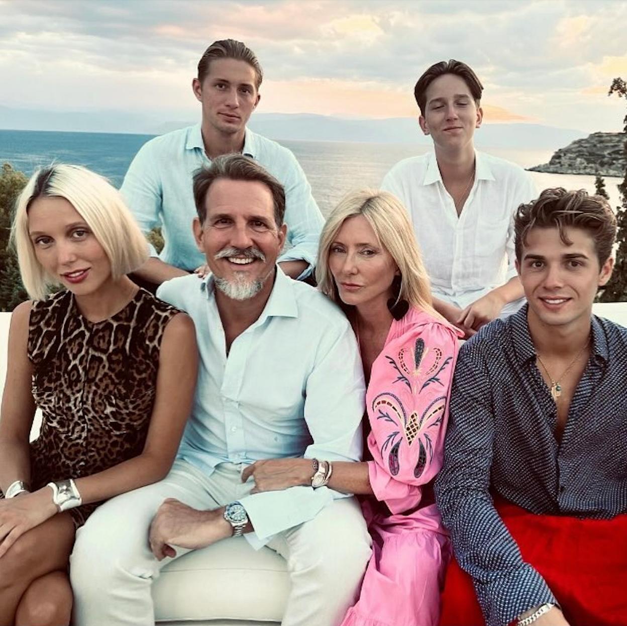La familia real griega, con Pablo y Marie-Chantal al frente. /INSTAGRAM (@MARIECHANTAL22)