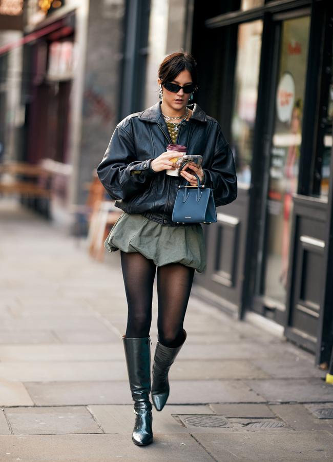 Un look con falda globo y botas altas. Foto: Launchmetrics spotlight