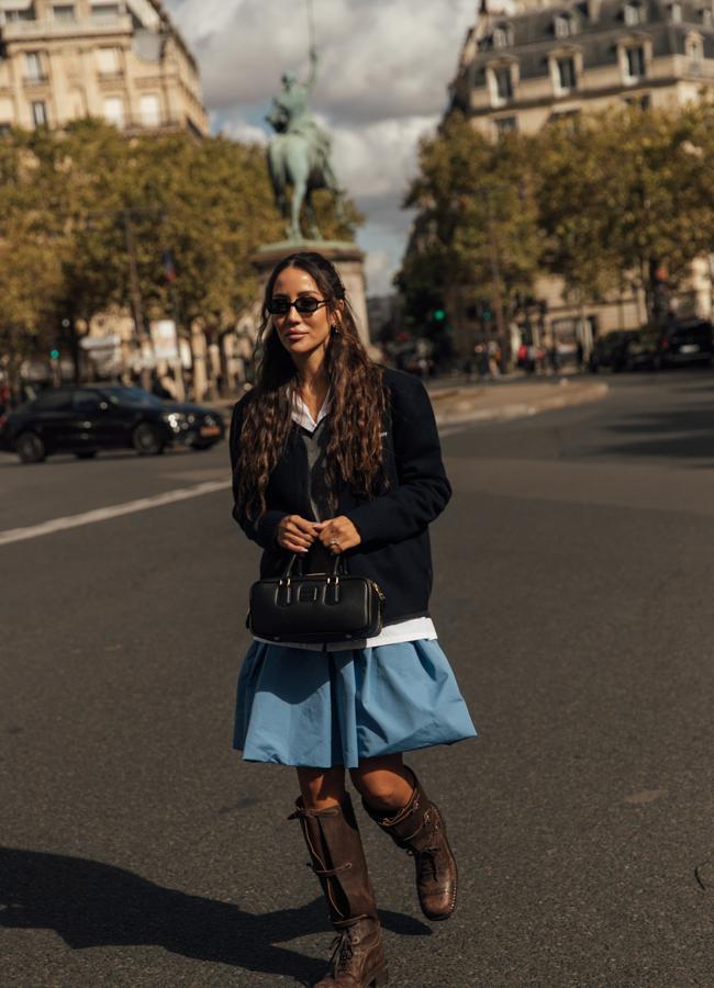 Un look con falda globo y botas moteras. Foto: Launchmetrics spotlight