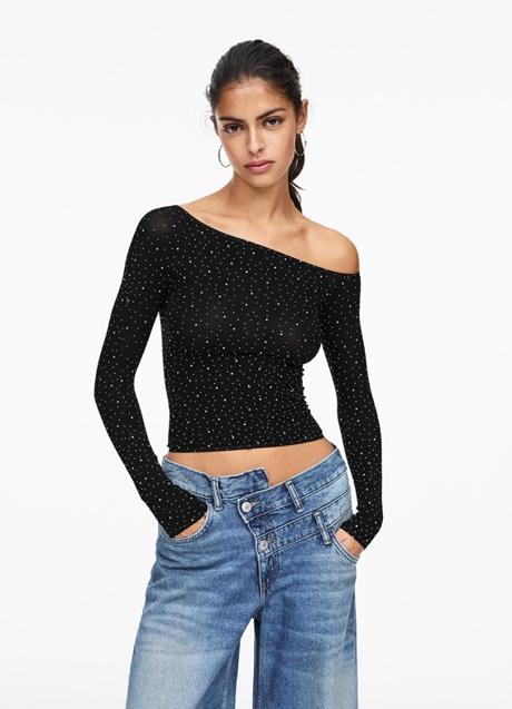 Top asimétrico de Pull & Bear (17,99 euros)