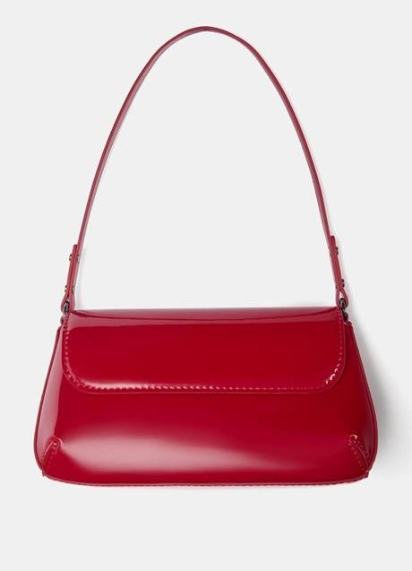 Bolso rojo de Pull & Bear (17,99 euros)