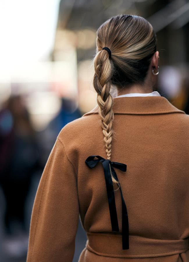 Un peinado con trenza baja y lazo. Foto: Launchmetrics spotlight.