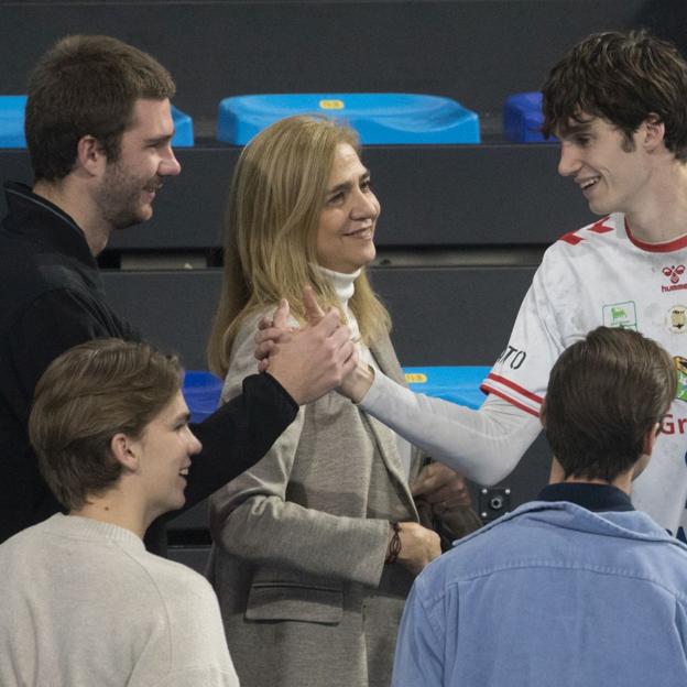 La infanta Cristina suele asistir de lo más sonriente y alegre a los partidos de Paglo Urdangarin, en Barcelona. Aquí la vemos con Miguel y Juan Valentín. 