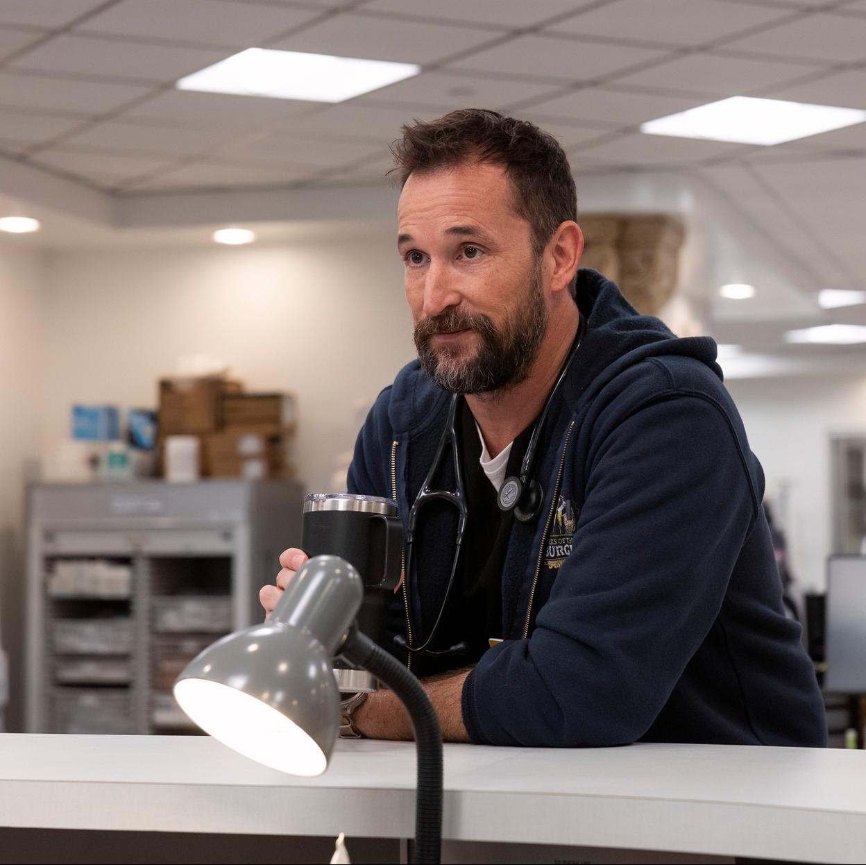 Noah Wyle es el protagonista de The Pitt, uno de los estrenos de series del mes de enero./max