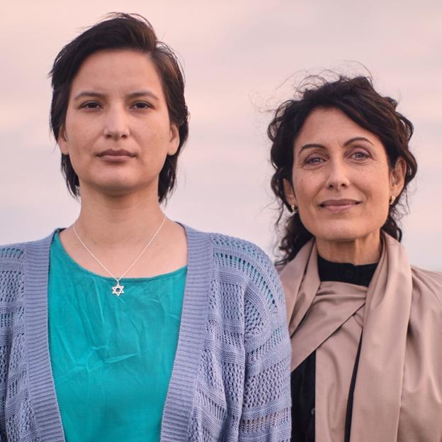 Darla Contois y Lisa Edelstein en una imagen de Little Bird, la serie canadiense que se estrena en enero en Filmin.