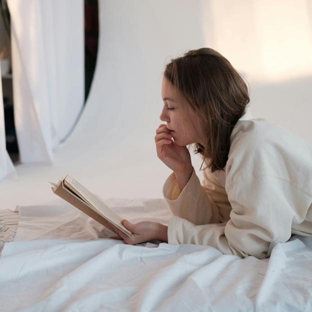 Leer, disfrutando de la comodidad y el calor de tu casa, en pleno invierno es un placer y más si se trata de uno de los libros que llegan a las librerías en enero. 