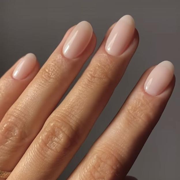 Uñas nude con acabado milky nails tendencia para 2025