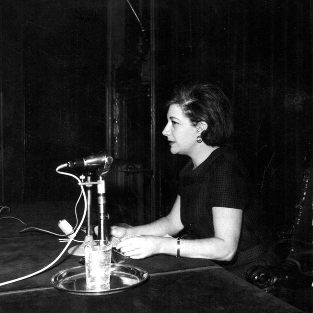 Ana María Matute pronunciando una conferencia en el Ateneo de Madrid en 1965. 