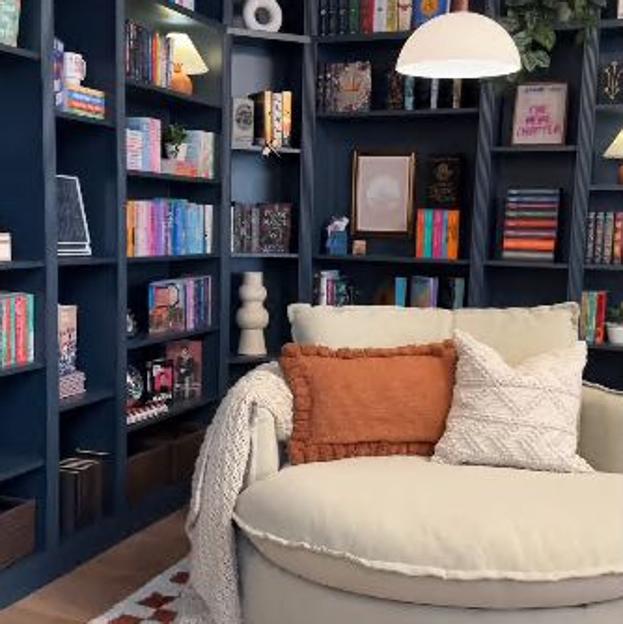 Cómo construir una elegante librería de diseño por muy poco dinero con la estantería Billy, la más barata y vendida de IKEA