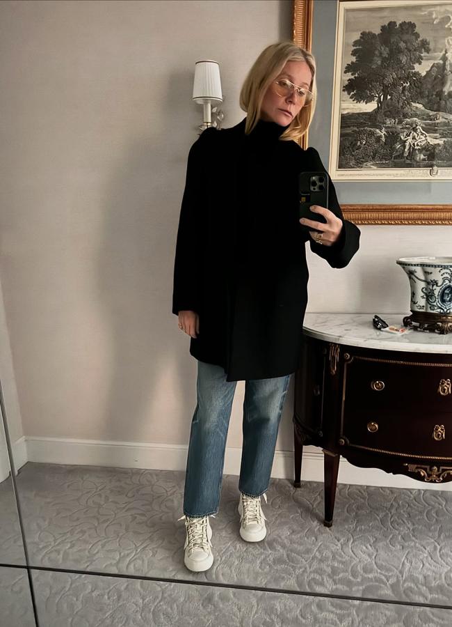 Gwyneth Paltrow con vaqueros, abrigo y zapatillas deportivas. Foto: @gwynethpaltrow